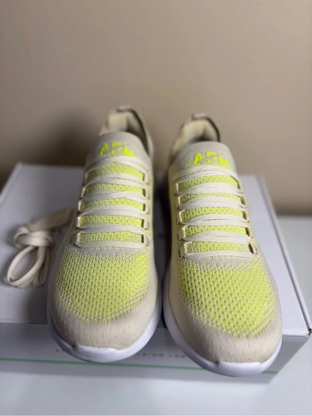APL TechLoom Breeze Women’s 9 Beach Energy White NIB Extra Laces